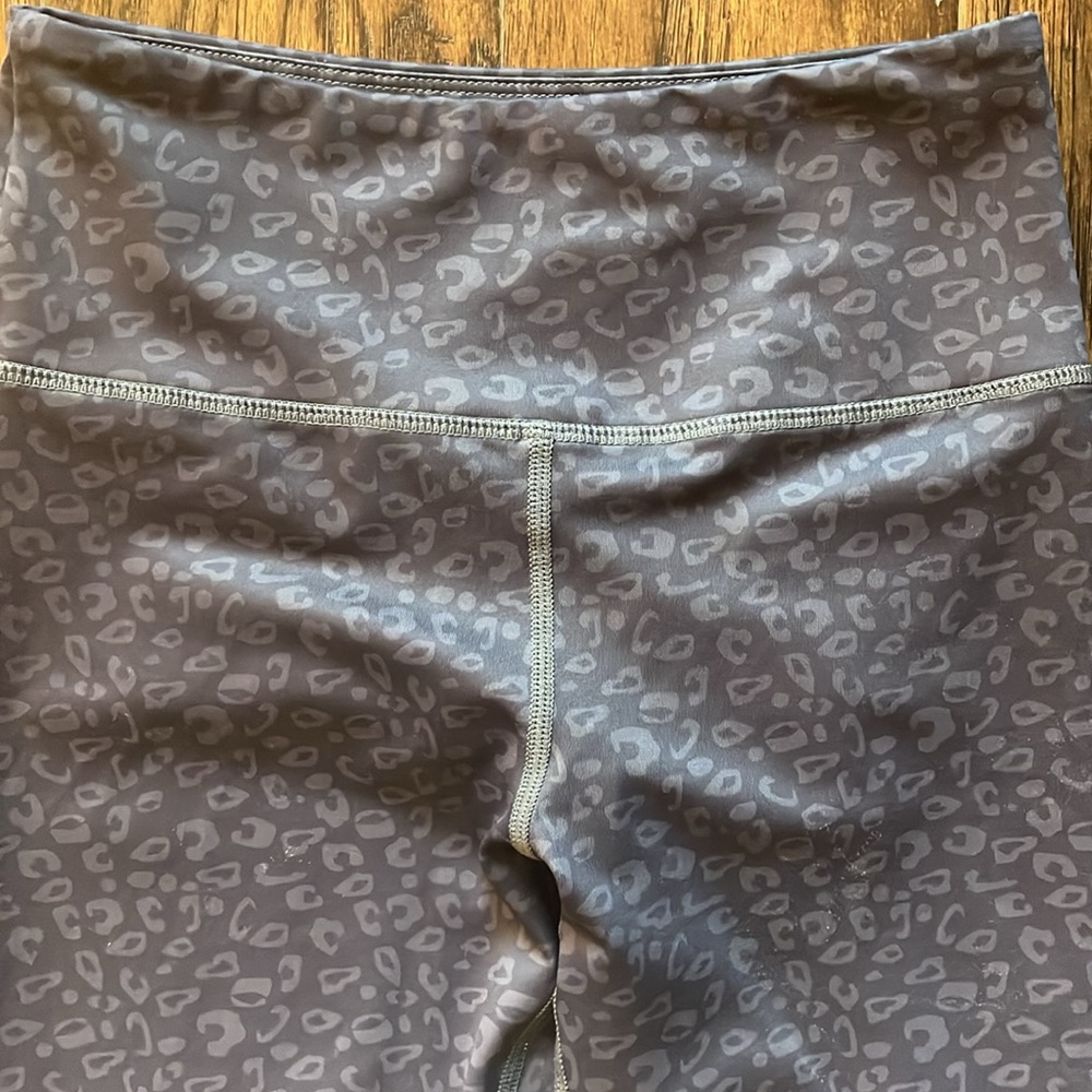 Zyia Active light and tight Ombré Animal print leggings, size 2 - Picture 3 of 6